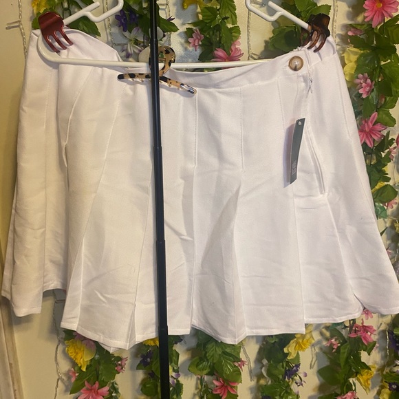 A white skirt - Picture 1 of 4